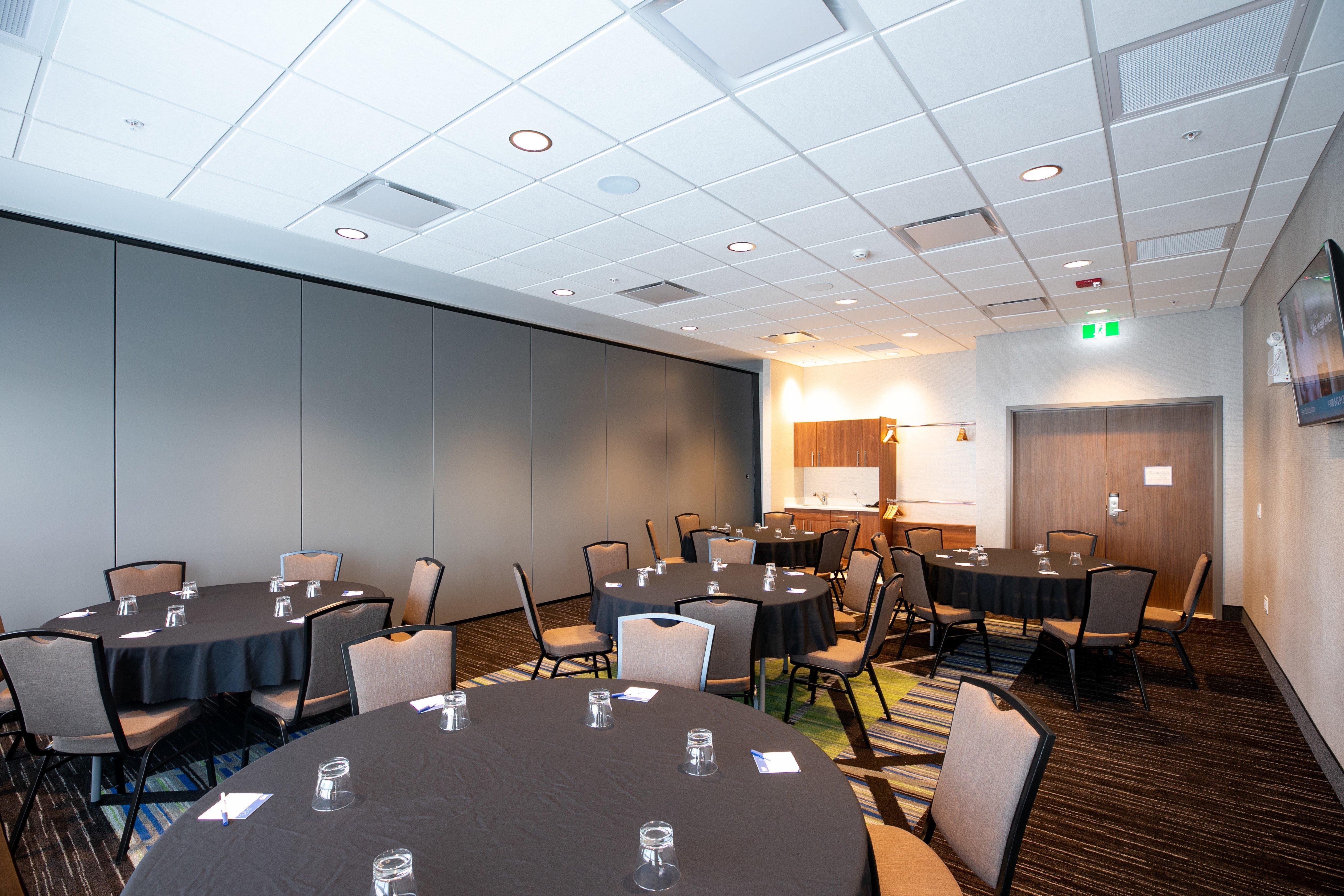 Holiday Inn Express - Lethbridge Southeast By Ihg Exterior photo